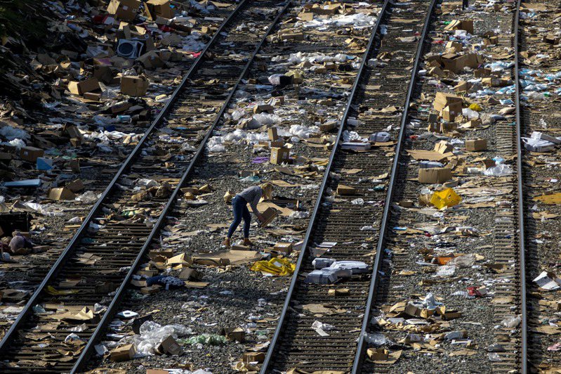 洛杉矶货运列车窃案频传，盗贼行窃后将纸箱、垃圾丢弃铁轨上，脏乱的照片在网路疯传。 美联社(photo:UDN)