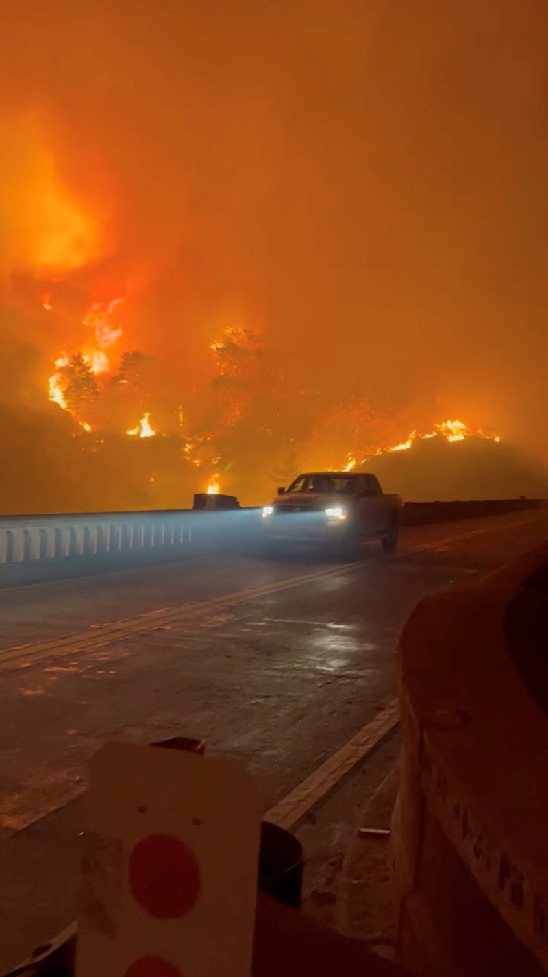 加州蒙特利郡出现罕见的1月野火，迫使有世界最美公路之称的1号公路清空和关闭。路透(photo:UDN)