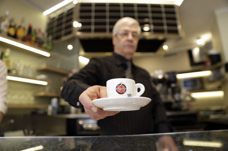 根据1998年创立的义大利浓缩咖啡学院，Espresso市场每年创造超过40亿欧元（45.4亿美元）的经济价值，且逾九成的义大利人每杯喝一杯Espresso。美联社(photo:UDN)