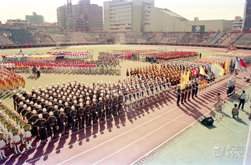 台北市第一屆中等學校樂儀隊、啦啦隊比賽，廿三日在台北市立體育場舉行。日期：1988/10/23．攝影：徐兆玄．來源：聯合報