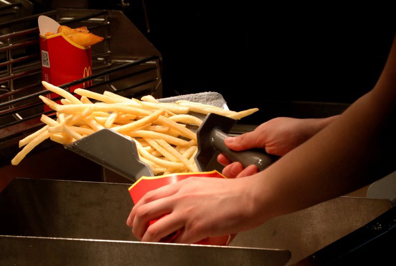 日本麦当劳（McDonald's）近期大闹薯条荒，全国2,900家门市9日起停售中薯和大薯一个月后，引发爱吃薯条的民众哀鸿遍野。图／路透社(photo:UDN)
