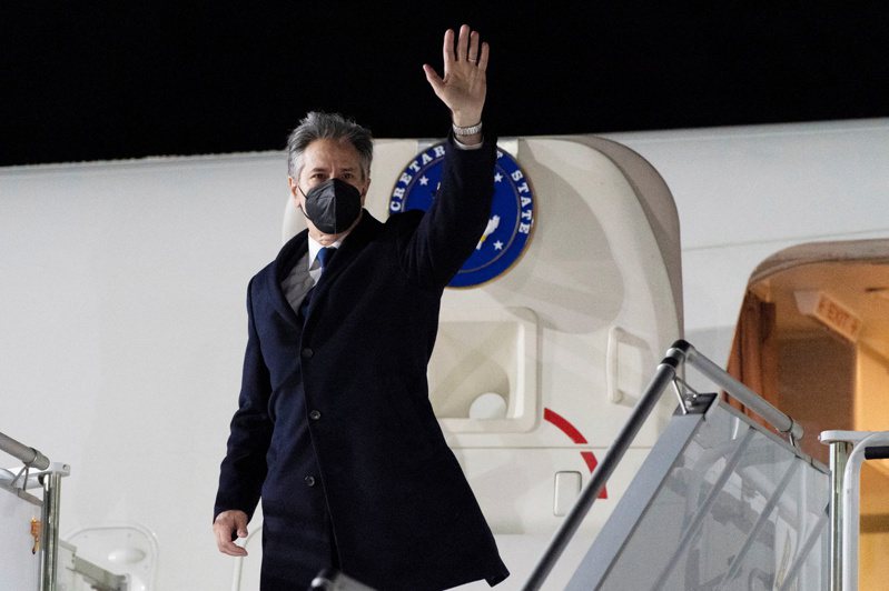 美国国务卿布林肯20日到德国展开旋风式外交访问，图为他当晚搭机离开前向柏林挥手道别。图／路透社(photo:UDN)