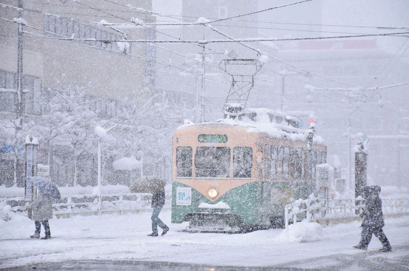 日本过去曾因为大雪，各地多处发生雪崩意外遭到重创。图为去(2021)年12月，日本富山市下起一场大雪。 法新社(photo:UDN)