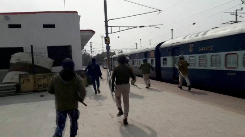穿上镇暴服的印度比哈尔邦警方26日在加雅市的火车站巡逻。图／路透(photo:UDN)