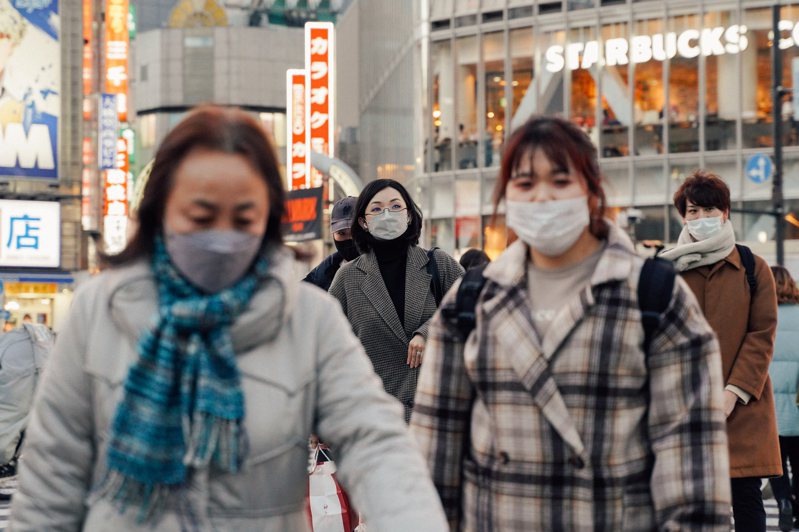 图为人们戴口罩走在日本东京涩谷街头。新华社(photo:UDN)