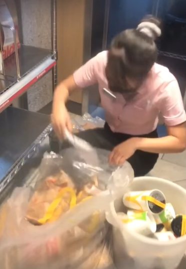 一名外送員PO影片，指出外送員不願接麥當勞的單，導致餐點要全數銷毀。圖擷自臉書社團「FoodPanda熊貓台南」
