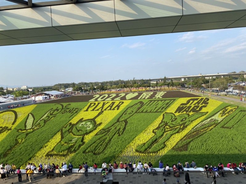 屏東熱帶農業博覽會大年初一湧入近16萬人次，迪士尼彩繪稻田下方聚集人潮。記者劉星君／攝影
