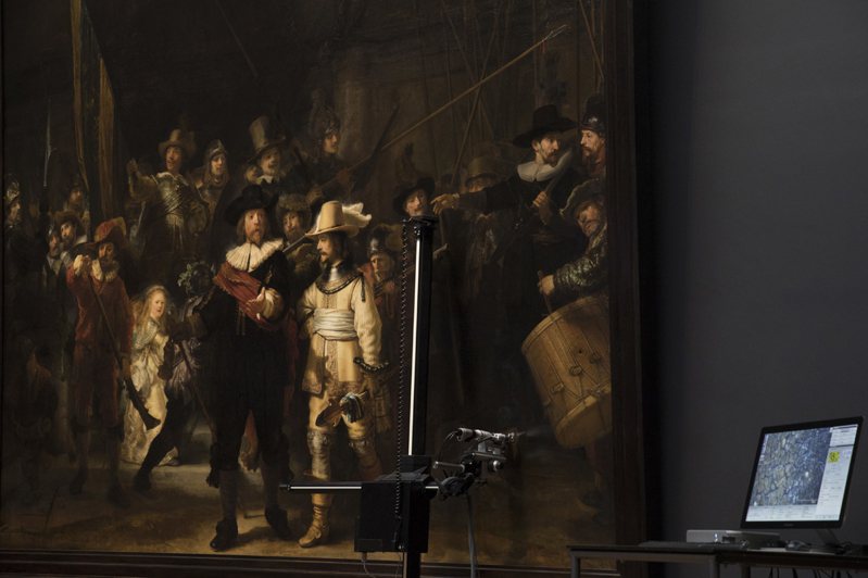在荷蘭博物館的畫作旁邊的屏幕上，可以看到林布蘭名作「夜巡」的 4x6 毫米部分放大的顯微圖像。美聯社