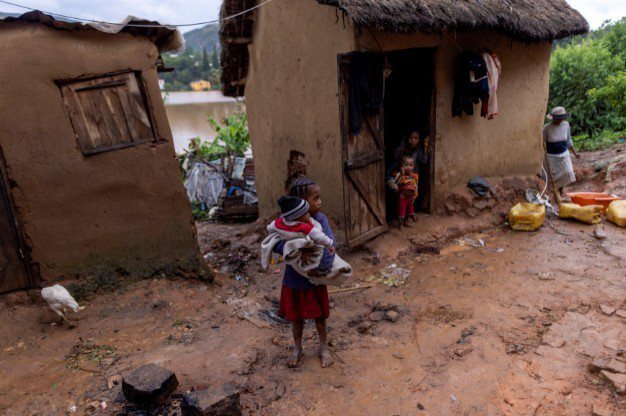 氣旋「巴茲萊」前晚侵襲馬達加斯加，一夜之間造成至少10人喪命，近4萬8000人無家可歸。路透