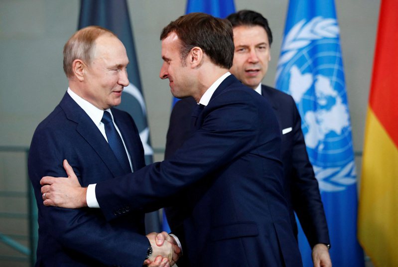 俄罗斯总统普亭（左）和法国总统马克宏。 路透社(photo:UDN)