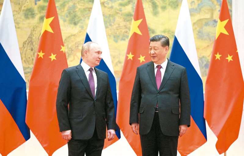 中國大陸國家主席習近平（右）四日和俄國總統普亭（左）在北京冬奧開幕式前舉行會談。路透