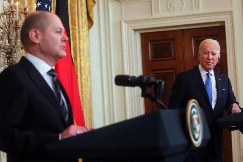 美国总统拜登（右）7日在白宫接待来访的德国总理萧兹（左）。路透社(photo:UDN)