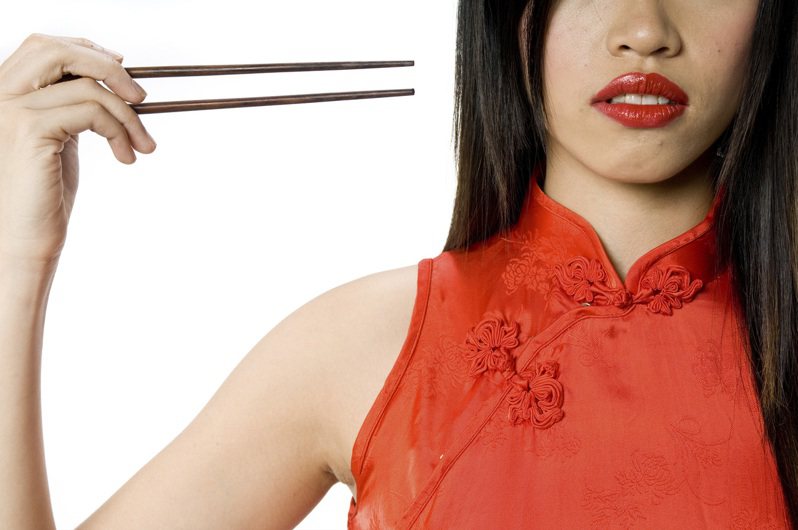 一名女網友表示自己都用筷子吃零食，引來眾人共鳴。圖/Ingimage