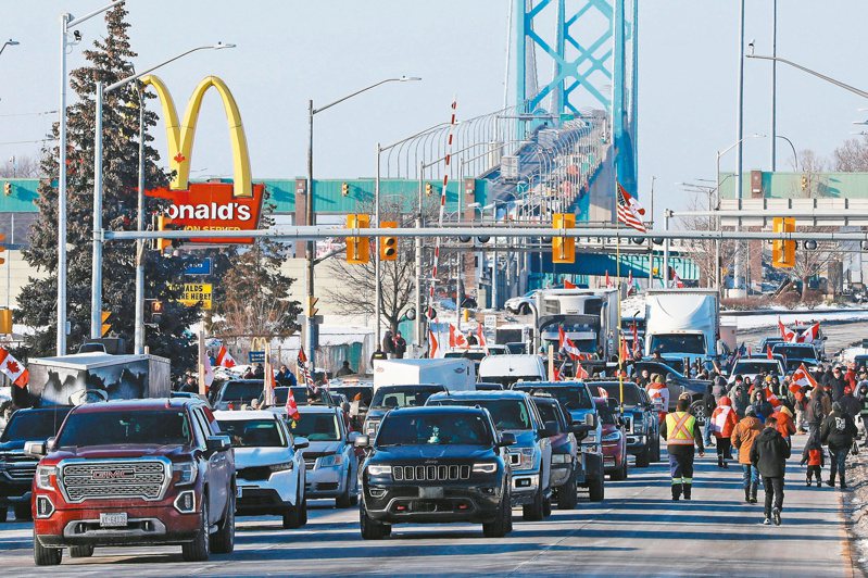 反对强制接种疫苗的大批加拿大卡车司机，八日以各式车辆堵塞美加国界的北美最大跨国桥梁「大使桥」，交通大乱。（路透）(photo:UDN)