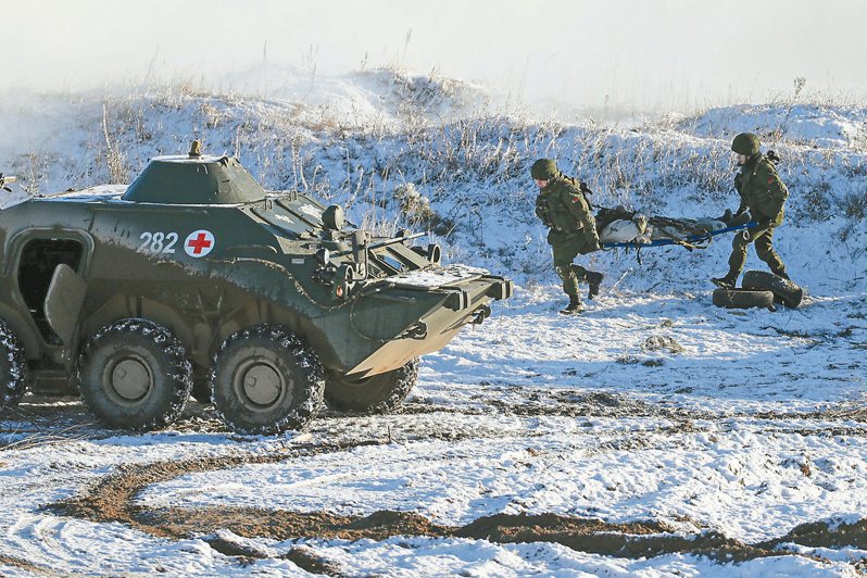 俄罗斯与白俄罗斯正在白俄境内举行联合军演，参演军人模拟将伤兵后送。（美联社）(photo:UDN)