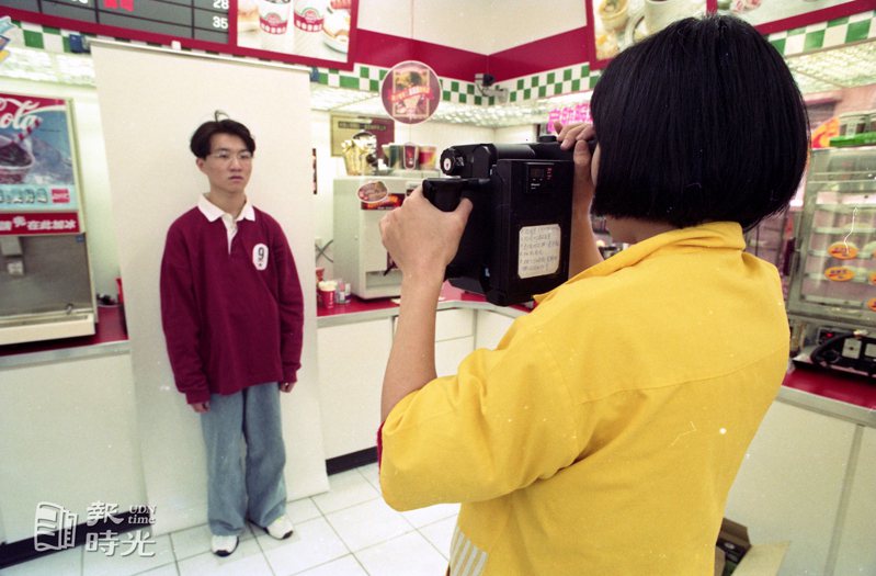 超商多角化經營，提供拍攝2吋照片服務。　日期：1993/3/22．攝影：胡國威．來源：聯合報