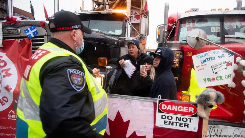 据加拿大广播公司CBC报导，李奇(Tamara Lichi)和巴伯(Chris Barber)这两名「自由卡车车队」(Freedom Convoy)领袖均在2月17日被捕。图／德国之声中文网(photo:UDN)