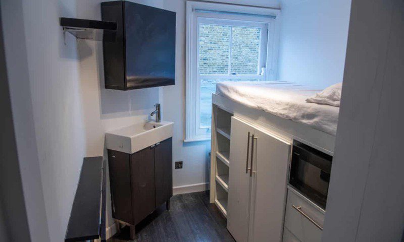 位于伦敦Lower Clapton的一间维多利亚时代改建公寓，是伦敦房市出售的最小住宅，狭小的空间仅容纳得下一张床、一间浴室、一个水槽及微波炉，2.1坪就开价5万英镑。   图片取自卫报(photo:UDN)