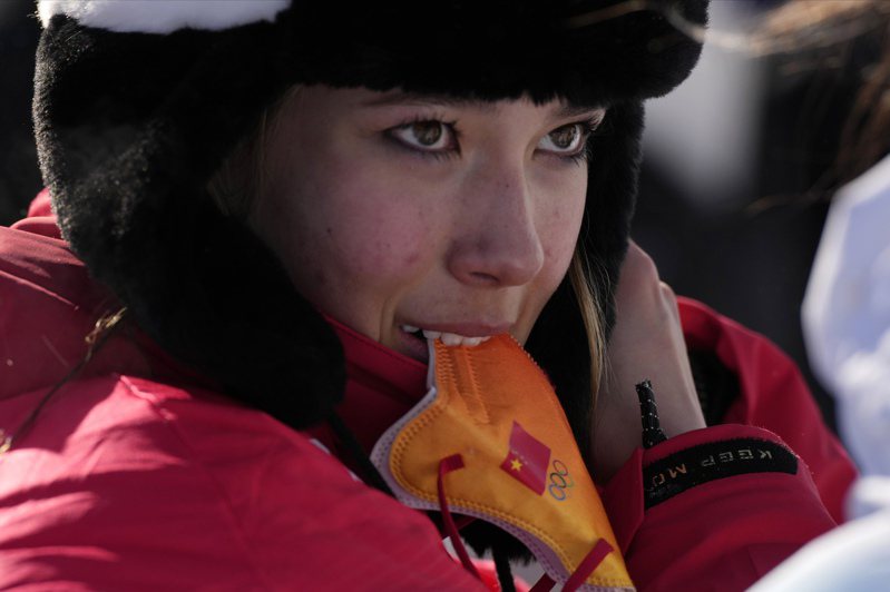 代表中國參賽的美中混血滑雪明星谷愛凌18日成為第一位在單屆冬奧獨得三面自由式滑雪獎牌的女性選手，卻仍擺脫不了在美、中之間選邊的難題。 美聯社