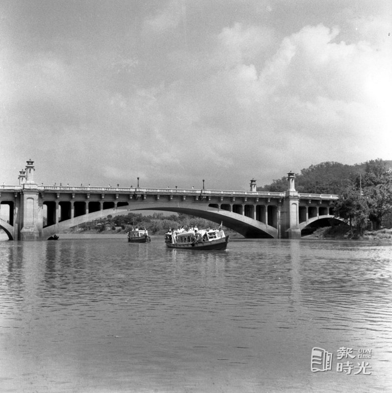 專以淡水河、基隆河一帶開辦遊艇業務的金龍輪船公司，於十四日上午在台北市中山橋堍的該公司臨時碼頭開航。　日期：1959/9/14．攝影：陳維在．來源：聯合報