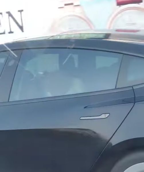 一名特斯拉駕駛在國道上疑似開啟自駕功能，便躺下睡覺，被目擊者拍下影片。擷自爆料公社