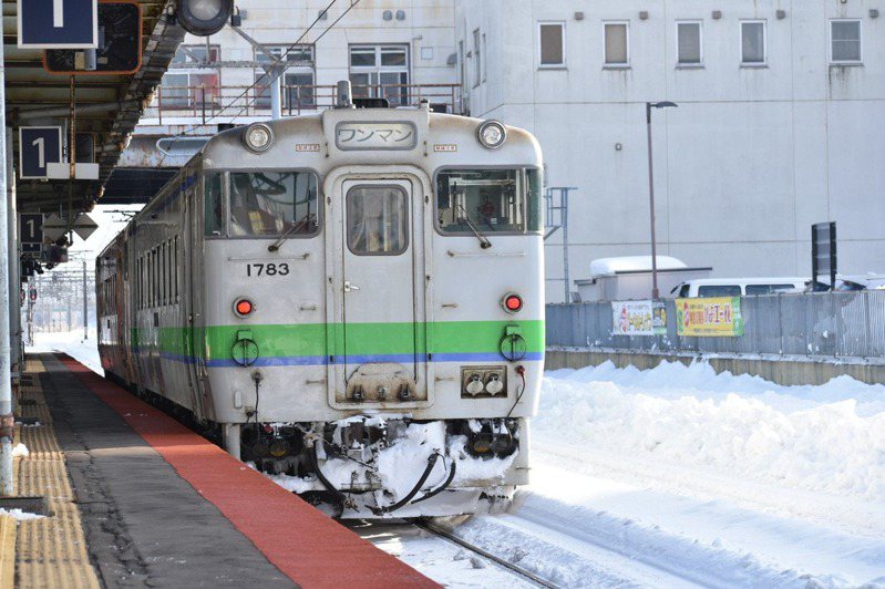 日本北海道大雪，列車持續停開。圖擷自推特
