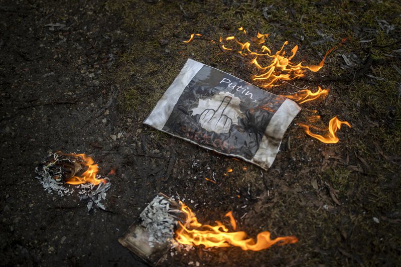 立陶宛首都維拉紐斯24日有人焚燒護照和旗幟，抗議俄國入侵烏克蘭。美聯社