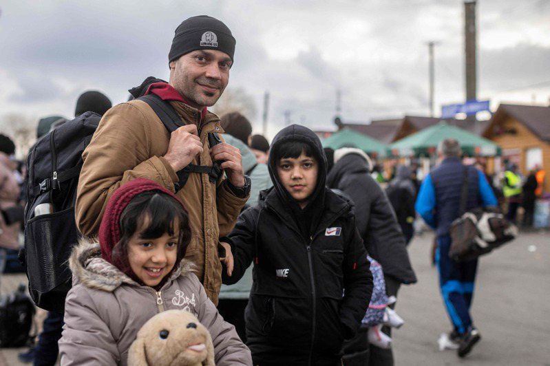 拉马尼（Ajmal Rahmani）以为在乌克兰找到了和平的避风港，但他却得携家带眷再踏逃难之路，这次是在俄罗斯隆隆砲弹声中离开，准备投奔波兰。 法新社(photo:UDN)