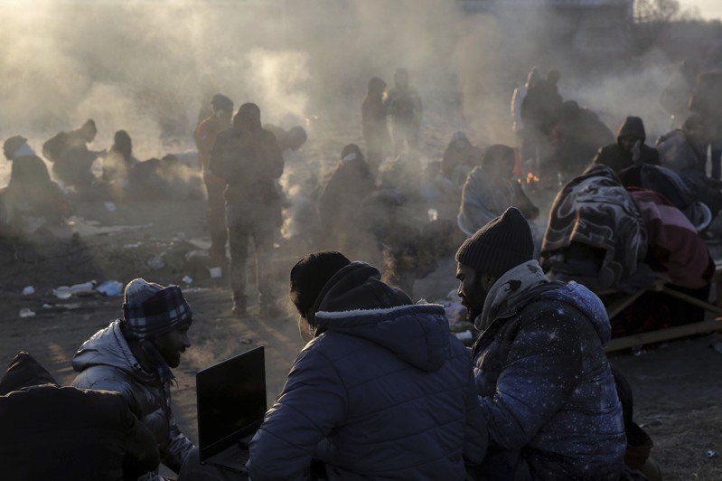 乌克兰难民一日在低温下取暖。俄军入侵后已有卅五万乌克兰难民涌入波兰。（美联社）(photo:UDN)