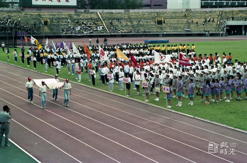國際唱片業交流協會（簡稱IFPI）舉辦的第一屆「全員熱力放送」運動會，在台北市立體育場舉行，圖為會旗進場。　日期：1993/10/2．攝影：王忠明．來源：聯合報