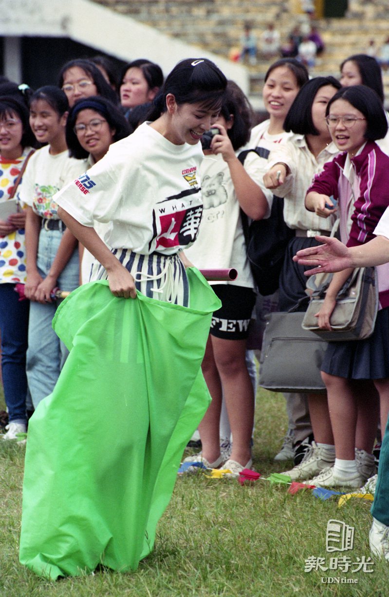 歌手陳明真參加「IFPI全員熱力放送運動會」袋鼠賽跑項目。　日期：1993/10/2．攝影：王忠明．來源：聯合報