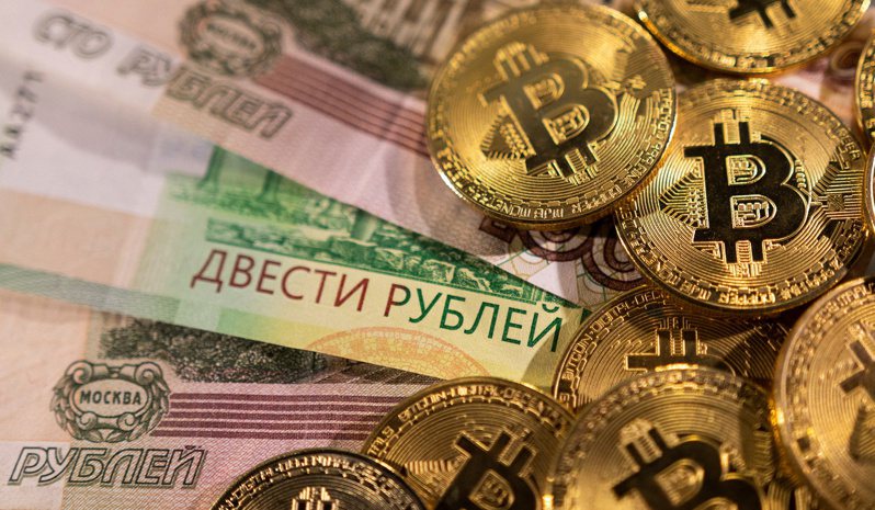 俄罗斯卢布与比特币。路透(photo:UDN)