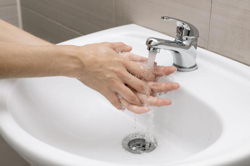 如果用肥皂或洗手乳液洗手，至少可以洗掉七、八成的病菌。圖片來源／ingimage