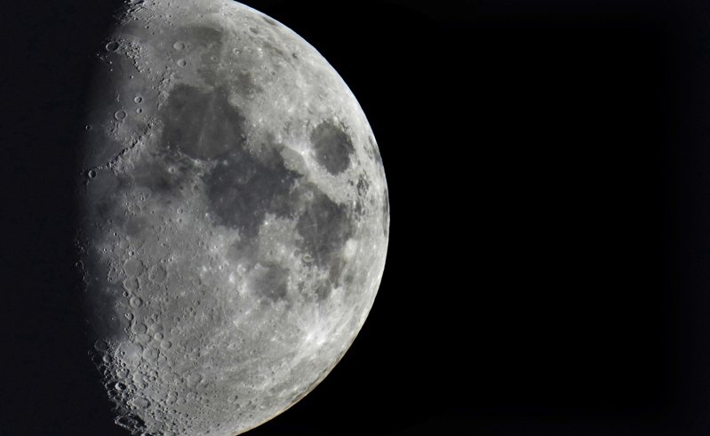 科学家预计，重逹3吨的太空垃圾4日将以每小时5800哩的速度撞击月球；此撞击可在月球表面撞出可容纳好几辆连结大卡车的大洞。 美联社(photo:UDN)