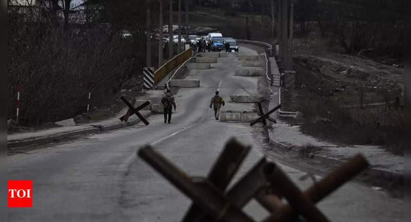 为阻止俄军战车前进，乌克兰首都基辅，只剩最后1座桥梁挡住俄军去路，而这座桥下方现已布好炸药，守军一接获指令就会引爆。图撷自(photo:UDN)