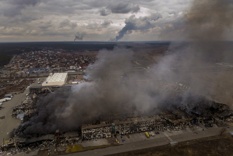 BCA Research首席全球策略师Peter Berezin说，核战风险上升是买股的理由。图为乌克兰基辅郊区的工厂和商店3月6日遭轰炸后起火。美联社(photo:UDN)