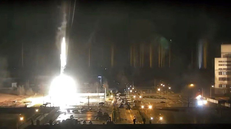 俄罗斯攻击乌克兰扎波罗热核电站，明亮的燃烧物体落在核电站的地面上，并引发火灾。图/取自扎波罗热核电站YouTube(photo:UDN)