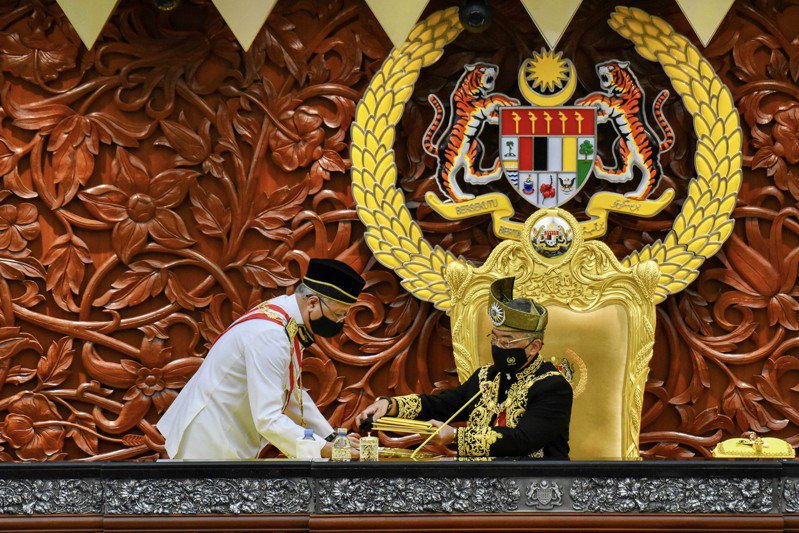 2月28日马来西亚国会开议，马国总理依斯迈沙比里（左）向元首苏丹递交报告。新华社(photo:UDN)