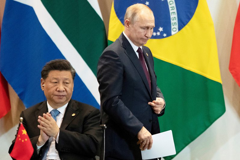 图为俄罗斯总统普亭（右）与中国大陆国家主席习近平（左）。 路透社(photo:UDN)