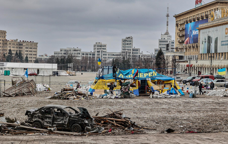 图为乌克兰第二大城市哈尔科夫（Kharkiv）本月1日遭俄军入侵后，当地居民试图清理遭战火无情摧残的家园。欧新社(photo:UDN)