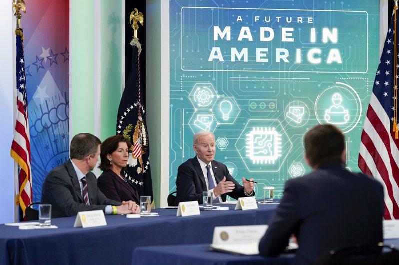 美国当地时间周三，美国总统拜登在白宫召开了有关半导体等尖端科技的创新和政府政策扶持会议。 美联社(photo:UDN)