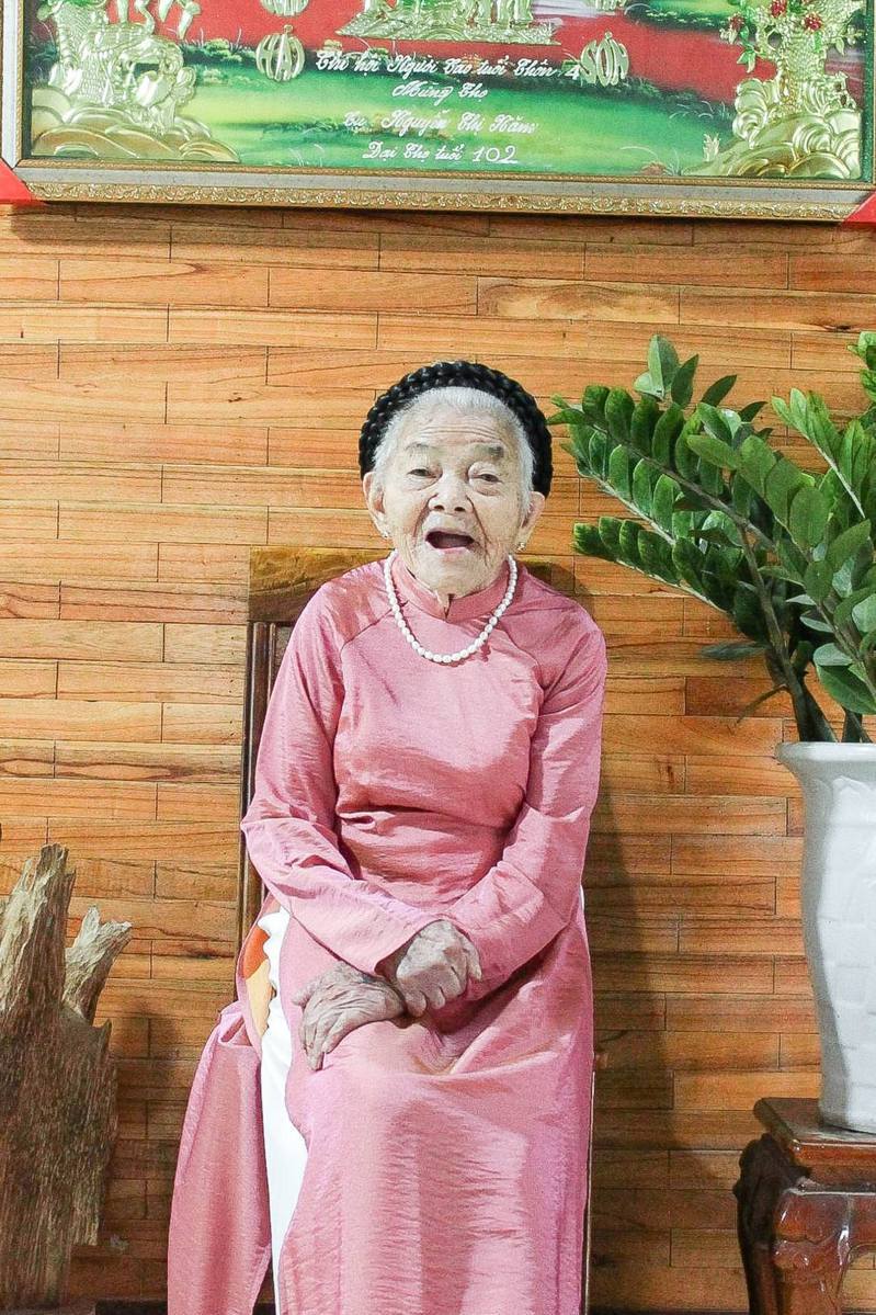 越南一名102岁婆婆穿上奥黛的照片爆红，摄影师是她孙媳妇。（网上图片）(photo:UDN)