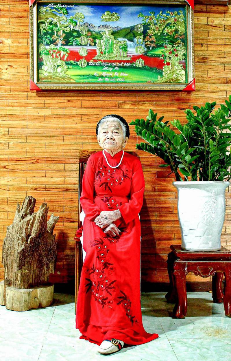 越南一名102岁婆婆穿上奥黛的照片爆红，操刀的是她的孙媳妇。（网上图片）(photo:UDN)