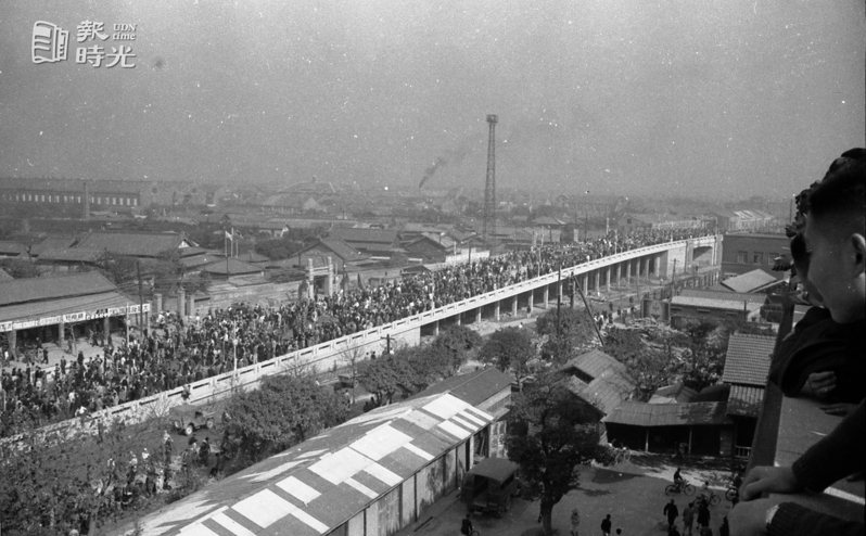 台北市中山北路新建復興橋於上午九時落成通車。　日期：1955/2/24．攝影：陳維在．來源：聯合報