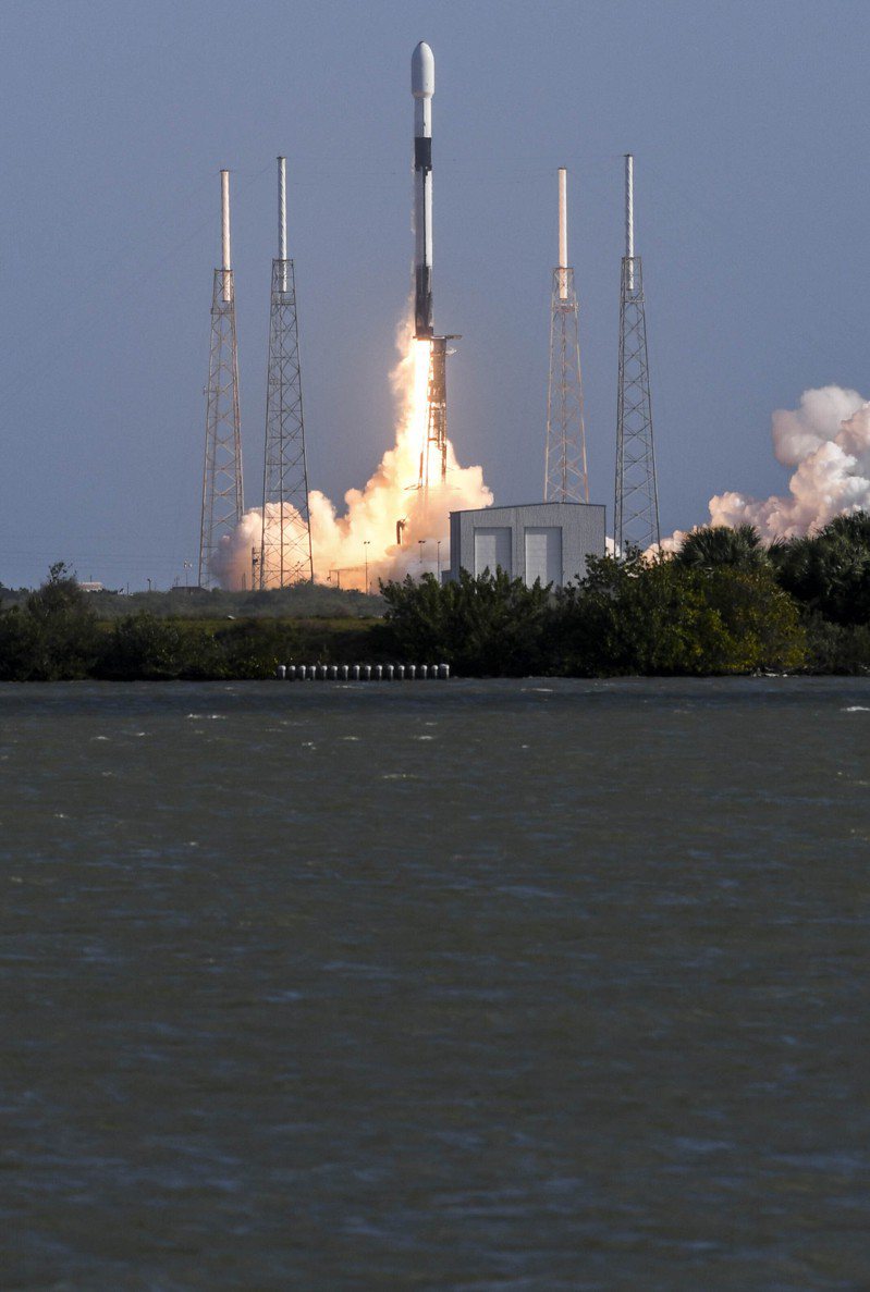 SpaceX 9日在佛州卡纳维尔角空军基地发射猎鹰火箭，将48颗星链卫星送入轨道。美联社(photo:UDN)