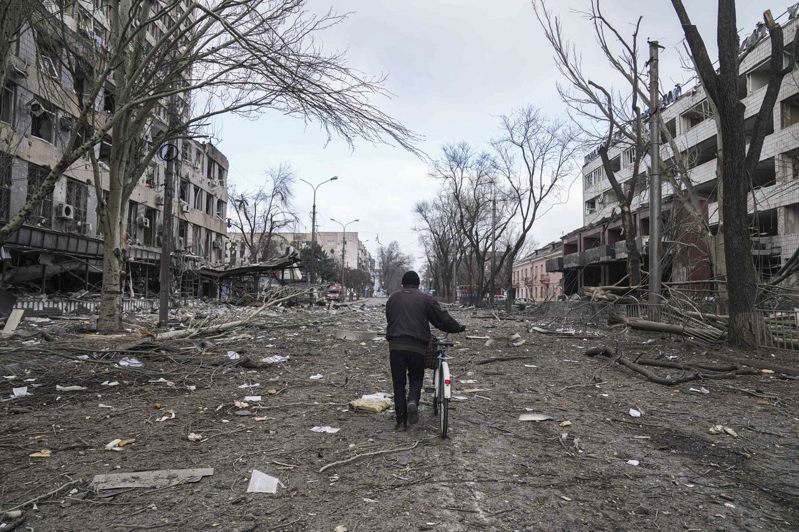 乌克兰城市马立波遭受俄军砲击后，一片残破。美联社(photo:UDN)