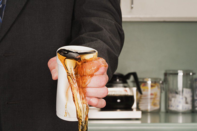 一名網友指出超商咖啡杯的蓋子很容易讓內容物外漏。示意圖／ingimage