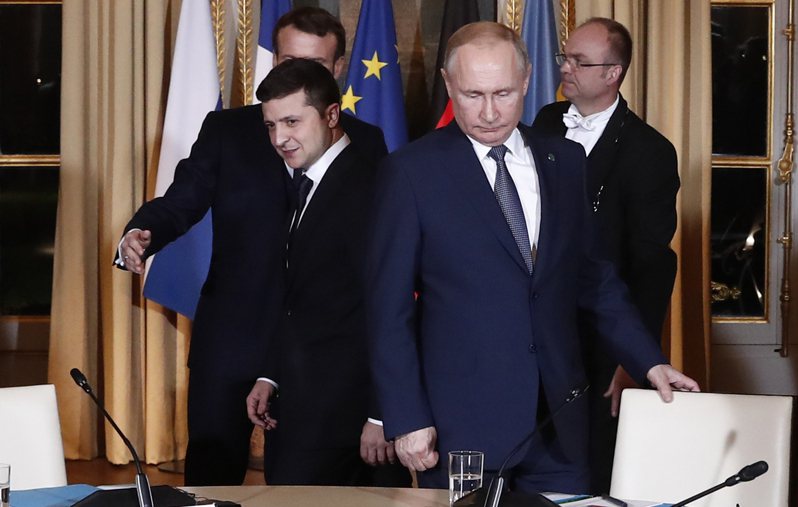 俄乌第4轮和平谈判14日登场，图为2019年底两国领袖普亭（右）与泽伦斯基聚首法国再次确认2015年双方签订的和平协议。美联社(photo:UDN)