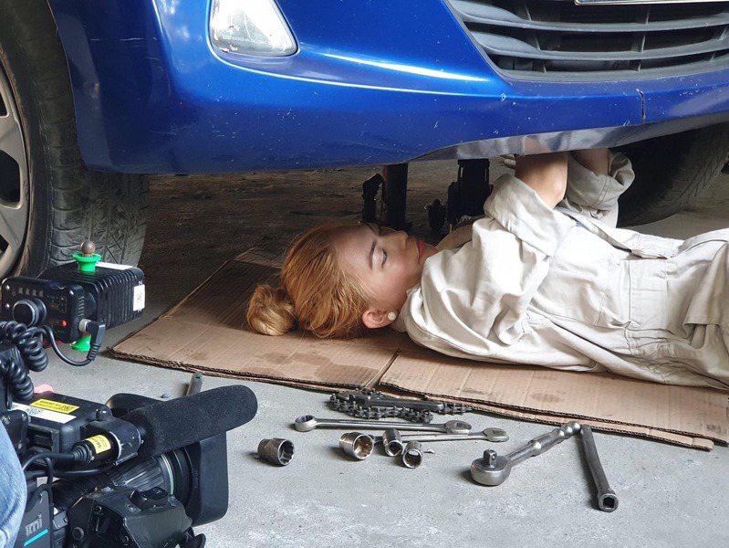 文妮絲從小就對維修汽車有濃厚興趣，長大後更成為了汽車維修工人。圖擷自IG「tantinmeneses09」）