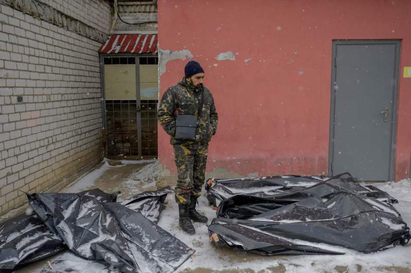 俄乌战火延烧死伤无数，在冰柜空位不够的情况下，乌克兰一处太平间外的庭院被拿来充当停尸间。 法新社(photo:UDN)